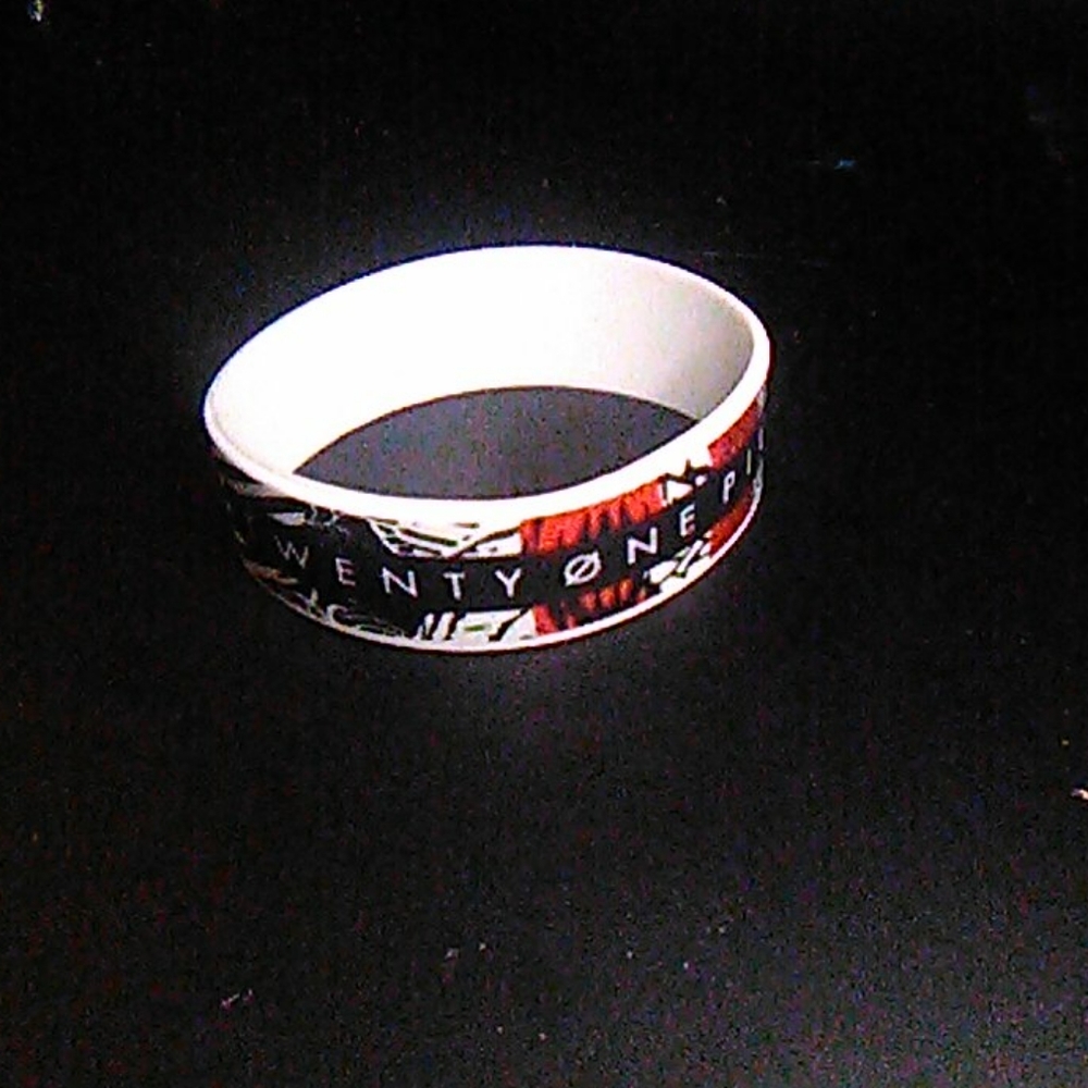 ✨free w/ bundle✨Twenty One Pilots bracelet
